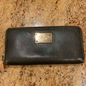 Michael Kors wallet with zipper closure